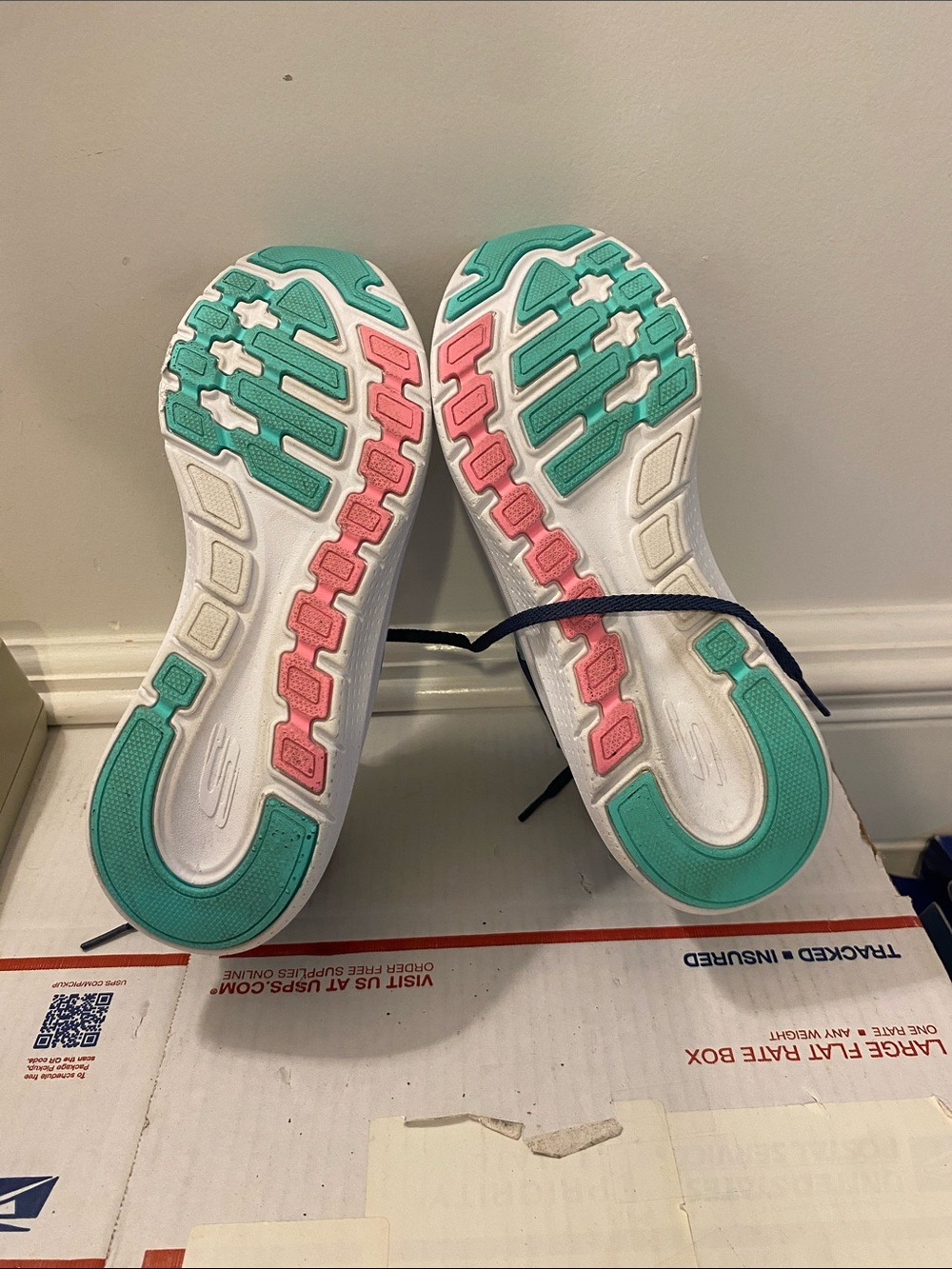 Skechers size 9.5 Sneakers good condition - Picture 5 of 6